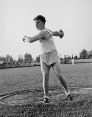 Magyarország, Budapest XXI., Csepel, Béke tér, sporttelep, atlétikai OB, Klics Ferenc, kilencszeres magyar bajnok, négyszeres olimpikon diszkoszvető., 1949, Kovács Márton Ernő, sport, atlétika, diszkoszvetés, Budapest, híres ember, Fortepan #33553