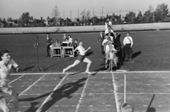 Magyarország, Budapest XXI., Csepel, Béke tér, sporttelep, atlétikai OB, Gyarmati Olga olimpiai bajnok a célban., 1949, Kovács Márton Ernő, Budapest, híres ember, nő, atlétika, Fortepan #33556