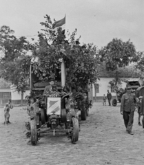 Magyarország, Szabadszállás, mezőgazdasági gépek felvonulása., 1949, Kovács Márton Ernő, traktor, H.S.C.S.-márka, Fortepan #33564