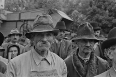 Magyarország, Szabadszállás, Kálvin tér, nagygyűlés a Városháza előtt., 1949, Kovács Márton Ernő, kalap, bajusz, idős ember, Fortepan #33568