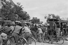 Magyarország, Szabadszállás, Kálvin tér, nagygyűlés a Városháza előtt., 1949, Kovács Márton Ernő, férfiak, kíváncsiság, csoportosulás, kerékpár, Fortepan #33570