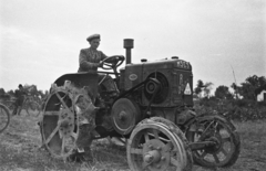 Magyarország, Szabadszállás, HSCS 20-22 típusú kétütemű izzófejes traktor. (Hofherr-Schrantz-Clayton-Shuttleworth Gépgyári Művek Rt. gyártotta), 1949, Kovács Márton Ernő, magyar gyártmány, traktor, H.S.C.S.-márka, HSCS R-20-22, Fortepan #33577