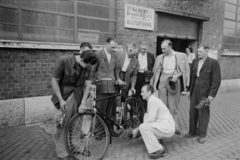 Magyarország, Budapest IX., Soroksári út, Közvágóhíd. A 6 hónapos szocialista munkaverseny egyik győztesének jutalma, kerékpár., 1949, Kovács Márton Ernő, kerékpár, Csepel-márka, NIK-márka, Budapest, férfiak, ajándék, munkaverseny, Fortepan #33595