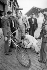 Magyarország, Budapest IX., Soroksári út, Közvágóhíd. A 6 hónapos szocialista munkaverseny egyik győztesének jutalma, kerékpár., 1949, Kovács Márton Ernő, kerékpár, Csepel-márka, NIK-márka, Budapest, munkaverseny, Fortepan #33596