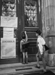 Magyarország, Budapest XIV., Hermina út 23., Általános Iskola., 1949, Kovács Márton Ernő, Budapest, kisfiú, úttörő, bejárat, plakát, iskola, iskolatáska, Fortepan #33621