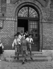 Magyarország, Budapest XIV., Hermina úti Általános Iskola Hungária körút felőli bejárata., 1949, Kovács Márton Ernő, Budapest, úttörő, bejárat, iskola, fiúk, öröm, szabadság, Fortepan #33623