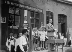 Magyarország, Budapest XIV., a Hermina út 23. Általános Iskola udvara., 1949, Kovács Márton Ernő, iskola, úttörő, Rákosi Mátyás-ábrázolás, Budapest, Rákosi-címer, politikus, Fortepan #33628