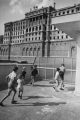 Magyarország, Budapest I., Attila út 31. (Attila körút 6-10.) tetőterasz, háttérben a Királyi Palota (később Budavári Palota)., 1949, Kovács Márton Ernő, terasz, Budapest, játék, fiúk, Fortepan #33638