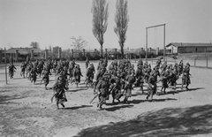 Magyarország, Budapest X., Harmat utca 202., Pénzügyőri Iskola. Az első női pénzügyőr előképző szaktanfolyam résztvevőinek gyakorlata., 1949, Kovács Márton Ernő, Budapest, nők, pénzügyőrség, gyakorlás, oktatás, egyenruha, fegyver, puska, Fortepan #33645