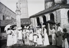 Italy, Venice, Torcello, a háttérben balra a Santa Maria Assunta Katedrális, jobbra a Santa Fosca templom., 1907, Zichy, white dress, sunshades, Fortepan #33659