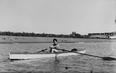 Magyarország, Tisza, háttérben a Szentes - Csongrád közötti híd Csongrádi hídfője., 1935, Fortepan, evezés, Fortepan #33668