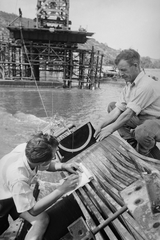 Magyarország, Budapest, az Erzsébet híd láncszerkezetének kiemelését tervező mérnökök a pesti hídfő közelében., 1949, Kovács Márton Ernő, háborús kár, hídroncs, eklektikus építészet, függőhíd, Duna-híd, Kherndl Antal-terv, Czekelius Aurél-terv, Fortepan #33683