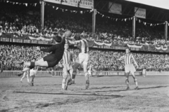 Magyarország, Budapest IX., Üllői út, FTC stadion, Ferencváros - Újpest (4:3) Népszava serleg döntő mérkőzés. Henni véd, szemben Csanádi, jobbra Lakat., 1949, Kovács Márton Ernő, Budapest, híres ember, nézőtér, labdarúgás, kapus, Fortepan #33711