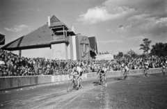 Magyarország, Budapest IX., Üllői út, FTC stadion, kerékpár verseny a Ferencváros - Újpest (4:3) Népszava serleg döntő mérkőzés szünetében., 1949, Kovács Márton Ernő, Budapest, sarló és kalapács, kerékpárverseny, stadion, országúti kerékpár, Fortepan #33713