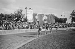 Magyarország, Budapest IX., Üllői út, FTC stadion, kerékpár verseny a Ferencváros - Újpest (4:3) Népszava serleg döntő mérkőzés szünetében., 1949, Kovács Márton Ernő, Rákosi Mátyás-ábrázolás, Springer-szobor, Budapest, politikai dekoráció, óra, kerékpárverseny, Fortepan #33714