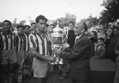 Magyarország, Budapest IX., Üllői út, FTC Stadion. Rudas Ferenc csapatkapitány átveszi a Népszava serleget az Újpest elleni 4:3-as győzelem után. Mögötte Mészáros, Czibor, Budai II, Szabó I., szemben Henni. A serleget a SZOT elődjének, a Szaktanácsnak az elnöke, Harustyák József adja át., 1949, Kovács Márton Ernő, Budapest, labdarúgás, futballcsapat, kupa, Fortepan #33715