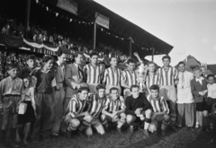 Magyarország, Budapest IX., Üllői út, FTC stadion, Ferencváros - Újpest 4:3 Népszava-serleg döntő mérkőzés. A Ferencváros győztes csapata, állnak: Juhász József dr. orvos, Lyka Antal edző, Deák, Kéri, Rudas, Lakat, Szabó, guggolnak: Budai II, Czibor, Mészáros, Henni, Kocsis. A képről hiányzik a mérkőzés közben megsérült Csanádi., 1949, Kovács Márton Ernő, Budapest, labdarúgás, futballcsapat, kupa, Fortepan #33716