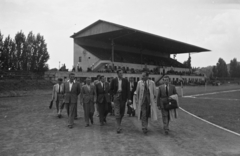 Magyarország, Diósgyőr, Miskolc, DVTK Stadion., 1949, Kovács Márton Ernő, tribün, aktatáska, bricsesz, társaság, sportpálya, ballonkabát, Fortepan #33723