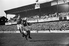 Magyarország, Budapest IX., Üllői út, FTC stadion, Ferencváros - Slavia (8:3) húsvéti torna meccs, háttérben a B tribün. Deák fejel., 1949, Kovács Márton Ernő, labdarúgás, szurkoló, nézőtér, stadion, Budapest, Fortepan #33748