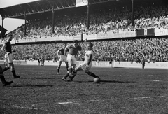 Magyarország, Budapest IX., Üllői út, FTC stadion, Ferencváros - Slavia (8:3) húsvéti torna meccs. Deák kapura lő., 1949, Kovács Márton Ernő, labdarúgás, szurkoló, nézőtér, Budapest, Fortepan #33749