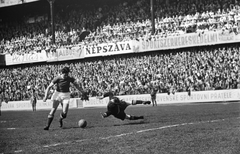 Magyarország, Budapest IX., Üllői út, FTC stadion, Ferencváros - Slavia (8:3) húsvéti torna meccs. Deák gólt lő., 1949, Kovács Márton Ernő, labdarúgás, szurkoló, nézőtér, kapus, Budapest, Fortepan #33750