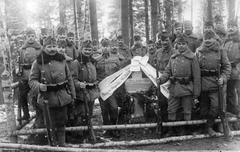 Ukraine, Haluzija, (ekkor Galuzia), a debreceni 2. huszárezred katonái., 1916, Jankó Attila, First World War, woods, uniform, tableau, men, weapon, funeral, grief, tomb, gun, Fortepan #33796