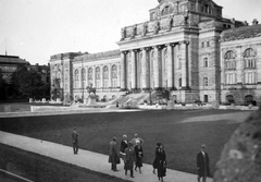 Németország, München, Bayerische Staatskanzlei., 1934, Pohl Pálma, neoreneszánsz, historizmus, középület, lovas szobor, Wittelsbach Ottó-ábrázolás, Ludwig von Mellinger-terv, Fortepan #33850