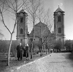 Magyarország, Gyöngyös, Szent Bertalan templom., 1955, Bejczy Sándor, vallás, utcabútor, templom, autóbusz, fasor, emberpár, torony, toronyóra, pad, Fortepan #33870