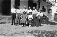 Magyarország, Bátaszék, Deák Ferenc utca 63. udvara., 1952, Pálinkás Zsolt, udvar, csoportkép, nagyság szerint, Fortepan #33888