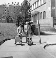 Magyarország, Budapest XII., Böszörményi út, a kerületi Tanács (később Polgármesteri Hivatal) oldalbejárata a Kiss János altábornagy utca felől., 1959, Fortepan, család, babakocsi, tricikli, Budapest, Fortepan #3456