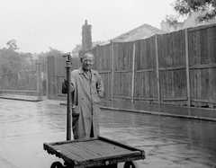 Magyarország, Budapest VIII., Tömő utca az Illés (Romanelli) utca felé nézve, háttérben a Füvészkert., 1935, Homoródy Károly, portré, léckerítés, férfi, kézikocsi, munkaköpeny, Budapest, Fortepan #3459