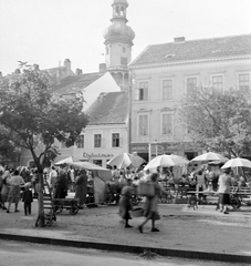 Magyarország, Sopron, Várkerület (Lenin körút), régi piac, háttérben a Tűztorony., 1959, Fortepan, napernyő, életkép, kofa, talicska, kézikocsi, árus, Fortepan #3465