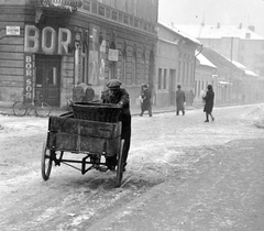 Magyarország, Budapest VIII., a Füvészkert (Szigetvári) utca és a Tömő utca sarka., 1937, Homoródy Károly, tricikli, kocsma, borkimérés, Budapest, Fortepan #3472