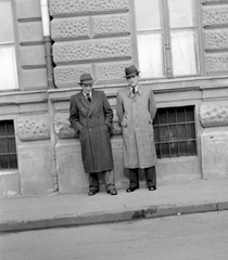 Magyarország, Budapest VIII., Tömő utca 64., az Illés (Romanelli) utca sarkán., 1943, Homoródy Károly, kalap, férfi, kabát, Budapest, hátratett kéz, zsebredugott kéz, dupla soros kabát, Fortepan #3475