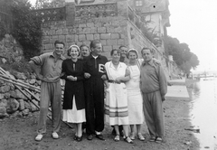 Hungary, Verőce, (Nógrádverőce), Duna-part, háttérben az Ybl Miklós tervezte támfal részlete., 1942, Fortepan, tableau, women, men, paddling, shore, sweater, Fortepan #3476