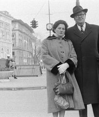 Austria, Vienna, Parkring, Dr. Nyírő Gyula professzor feleségével. Háttérben balra a MAK (Museum für Angewante Kunst), mellette az Iparművészeti Egyetem (Univ. für Angewante Kunst)., 1966, Fortepan, portrait, signal, bag, bag, Fortepan #3545