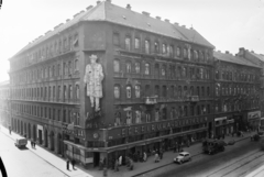 Magyarország, Budapest VIII., Rákóczi út 73., Ruházati Bolt Vállat, Keleti Férfiruhasarok, balra a Berzsenyi utca., 1957, UVATERV, reklám, forgalom, cégtábla, teherautó, utcakép, neonreklám, Csepel-márka, automobil, Moszkvics 401, Budapest, Fortepan #3553