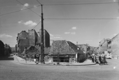 Magyarország, Budapest II., Széna tér, balra a Retek utca, jobbra a Lövőház utca torkolata., 1951, UVATERV, cégtábla, utcakép, életkép, taxi, Renault-márka, francia gyártmány, háztető, taxiállomás, Renault Juvaquatre, Renault 215 D, Budapest, Fortepan #3576