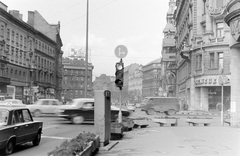 Magyarország, Budapest VIII.,Budapest VII., Nagykörút - Rákóczi út kereszteződés, jobbra a sarkon a Csemege Áruház / éjjel-nappal közért., 1973, Fortepan, cégtábla, utcakép, jelzőlámpa, neonreklám, Csemege vállalat, neon felirat, Budapest, Fortepan #358