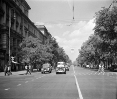 Magyarország, Budapest VI., Andrássy út (Népköztársaság útja) a Nagymező utcától az Oktogon (November 7. tér) felé nézve., 1957, UVATERV, reklám, forgalom, utcakép, életkép, Skoda-márka, gyalogátkelő, Wartburg-márka, Skoda 1101/1102 Tudor, Wartburg 311/312, rendszám, Budapest, Fortepan #3585