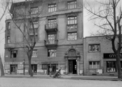 Magyarország, Budapest XIII., Béke tér 12., 1951, UVATERV, cégtábla, gyógyszertár, cukrászda, Budapest, Fortepan #3587