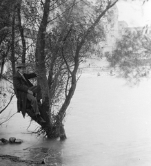 Hungary, Budapest XI., Kopaszi gát, háttérben a Budai Hengermalom víztornya., 1925, Fortepan, smoking, flood, water tower, man, Budapest, sitting on a tree, wood, Fortepan #3590