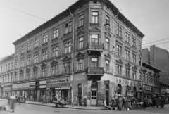 Magyarország, Budapest VII., Garay tér - Murányi utca sarok., 1958, UVATERV, kereskedelem, borozó, cégtábla, fonott szék, utcakép, életkép, kézikocsi, utcanévtábla, árus, Bútorbolt, zöldséges, művirágos, szűcs, kárpitos, fonott áru, Moszkvics 401, sarokház, Budapest, Fortepan #3591