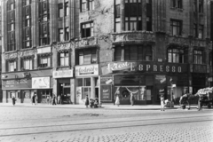 Magyarország, Budapest VIII., Népszínház utca - Nagy Fuvaros utca sarok, Kicsi eszpresszó., 1957, UVATERV, plakát, cégtábla, ló, szekér, lovaskocsi, eszpresszó, dombormű, fogat, trafik, fodrászat, mozi, virágárus, Budapest, Nap mozi, Fortepan #3596