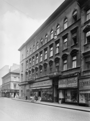 Magyarország, Budapest VII., István (Landler Jenő) utca - Murányi utca sarok., 1958, UVATERV, kirakat, cégtábla, utcakép, életkép, fényképész, zöldséges, tejeskanna, Budapest, élelmiszerbolt, Közért Vállalat, Fortepan #3602