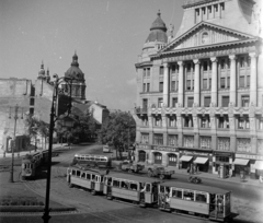 Magyarország, Budapest V.,Budapest VI., Deák Ferenc tér, Anker-ház, balra a háttérben a Szent István-bazilika., 1954, UVATERV, autóbusz, lámpa, teherautó, villamos, gyógyszertár, Alpár Ignác-terv, oldalkocsis motorkerékpár, palota, Ikarus 30, eklektikus építészet, Budapest, Fortepan #3603