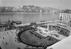 Magyarország, Budapest V., Vigadó (Molotov) tér, szovjet repülős hősi emlékmű. A kikötőben a Táncsics oldalkerekes gőzhajó., 1953, UVATERV, hajó, magyar gyártmány, villamos, látkép, gőzhajó, lapátkerekes hajó, Ganz-márka, szovjet emlékmű, Ganz TM, Budapest, Fortepan #3604