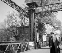 Magyarország, Óbuda, Budapest III., a Duna-ág felett a Hajógyári-szigetre vezető emelőhíd., 1953, UVATERV, politikai dekoráció, Budapest, Fortepan #3606