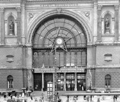 Magyarország, Budapest VIII., Keleti pályaudvar., 1951, Fortepan, vasút, politikai dekoráció, vasútállomás, eklektikus építészet, Budapest, Rochlitz Gyula-terv, pályaudvar, köztéri óra, Fortepan #3629