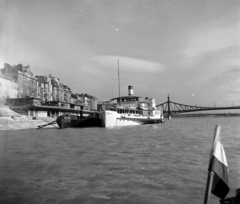 Hungary, Budapest V., Belgrád rakpart, a Kossuth oldalkerekes gőzhajó a kikötőben, háttérben a Szabadság híd., 1955, UVATERV, ship, bridge, steamboat, Danube, Kossuth/Leányfalu/Rigó/Ferenc Ferdinánd Főherceg ship, Budapest, Duna-bridge, János Feketeházy-design, Fortepan #3631